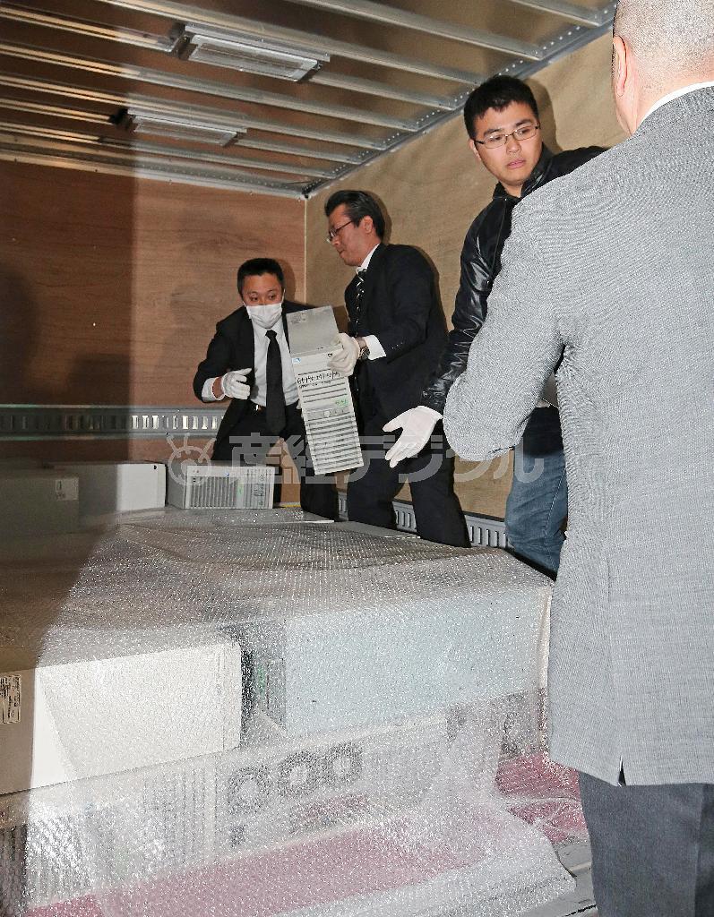 不正アクセス禁止法違反事件で関係先を捜索し押収した大量のサーバーをトラックに積む捜査員ら＝２０１５年４月１９日、東京都台東区（宮崎裕士撮影）