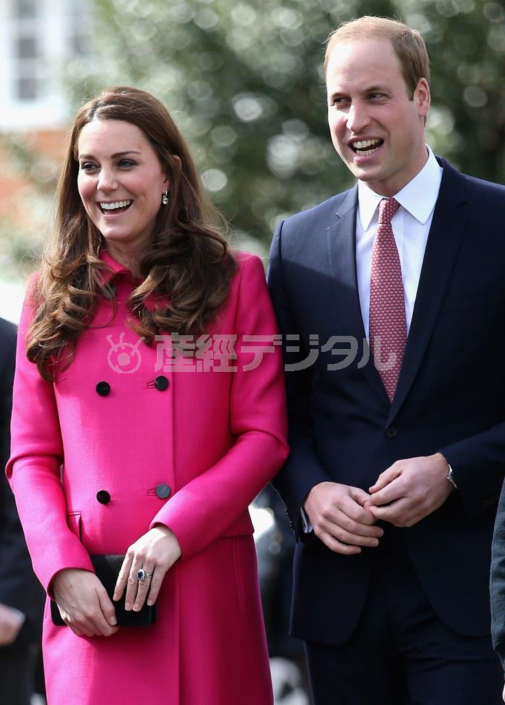 ３月２７日、出産前の最後の公務で、ウィリアム王子（右）とともに首都ロンドン市内のレコーディングスタジオを訪れたキャサリン妃。マルベリーのショッキングピンクのコートを着たキャサリン妃のおなかの膨らみが注目を集めた＝２０１５年、英国（ロイター）