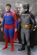 スーパマン（左）とバッドマンのコスプレ（ロイター）＝２０１５年４月１８日、フィリピン・首都マニラ（ロイター）