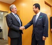 会談前に笑顔で握手を交わすフロマン米通商代表（左）と甘利明ＴＰＰ担当相＝１９日午後、東京都千代田区（春名中撮影）