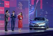 トヨタ自動車が１９日、上海市内でのイベントで公開した中国市場向けに同社の中国国内の研究開発拠点で初めて開発した新型ハイブリッド車（ＨＶ）「カローラ」（河崎真澄撮影）