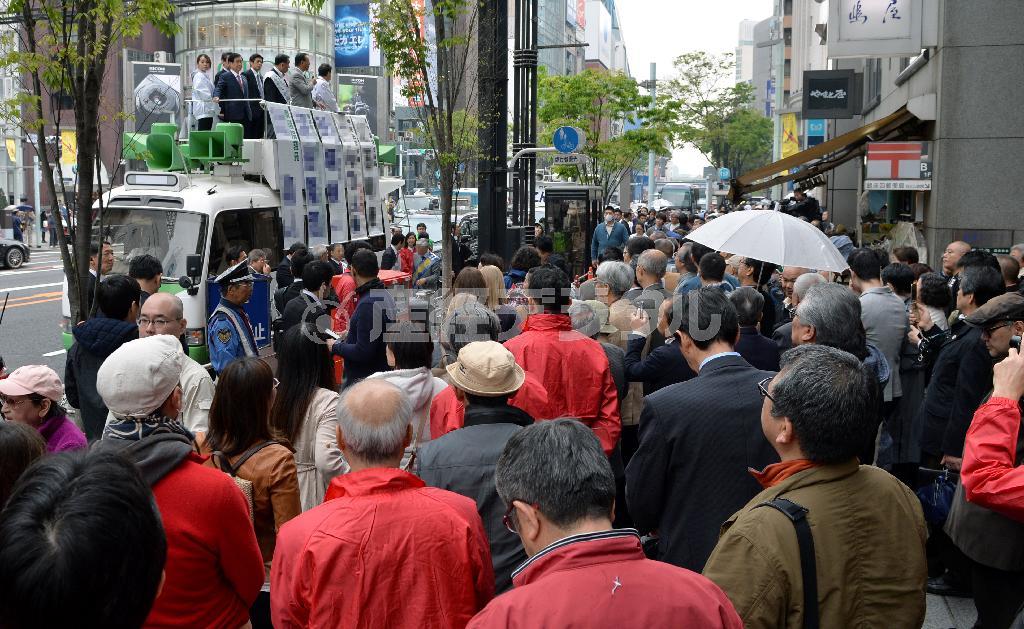 中央区長選の候補者と支援者の演説に聞き入る有権者＝２０１５年４月１９日午後、東京都中央区銀座（栗橋隆悦撮影）。※一部画像処理しています。
