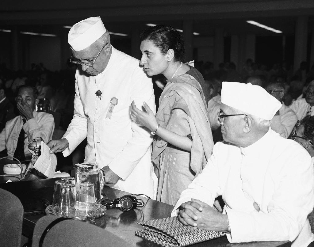 第１回アジア・アフリカ会議に出席したインドのネール首相（左・当時）と娘のインディラ・ガンジー氏（中央）。世界初の非白人だけによる国際会議だったが、中印紛争で中断を余儀なくされた＝１９５５年４月（ＡＰ）