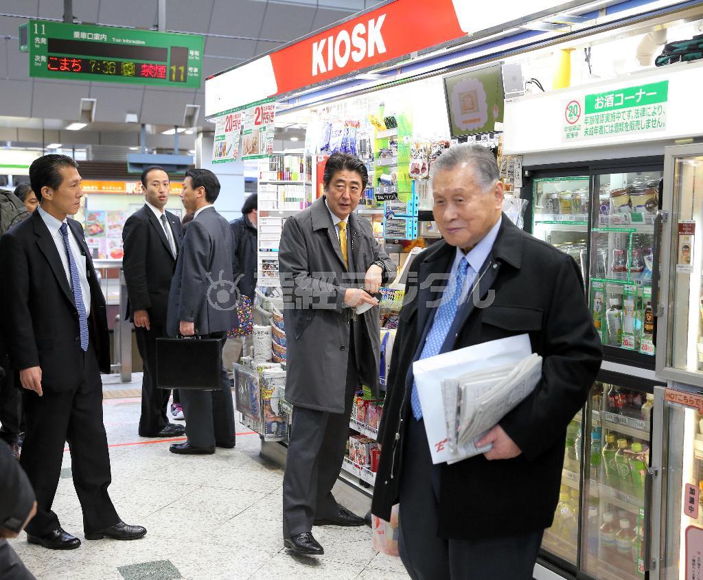 ＪＲ東京駅の北陸新幹線ホームにある売店に立ち寄った安倍晋三（しんぞう）首相（中）。森喜朗（よしろう）元首相（右）＝２０１５年４月１１日、東京都千代田区（代表撮影）