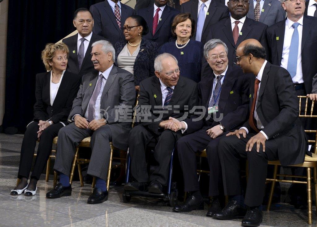 国際通貨金融委員会（ＩＭＦＣ）の記念撮影に集まり、談笑する中国人民銀行の周小川総裁（前列右から２人目）ら＝２０１５年４月１８日、米国・首都ワシントン（ロイター）