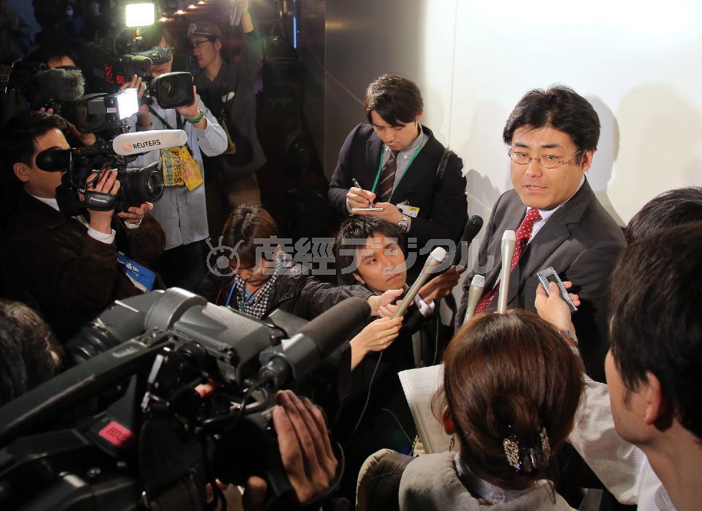 韓国から帰国し、羽田空港で集まった記者の質問に答える産経新聞の加藤達也前ソウル支局長＝２０１５年４月１４日、東京都大田区（早坂洋祐撮影）