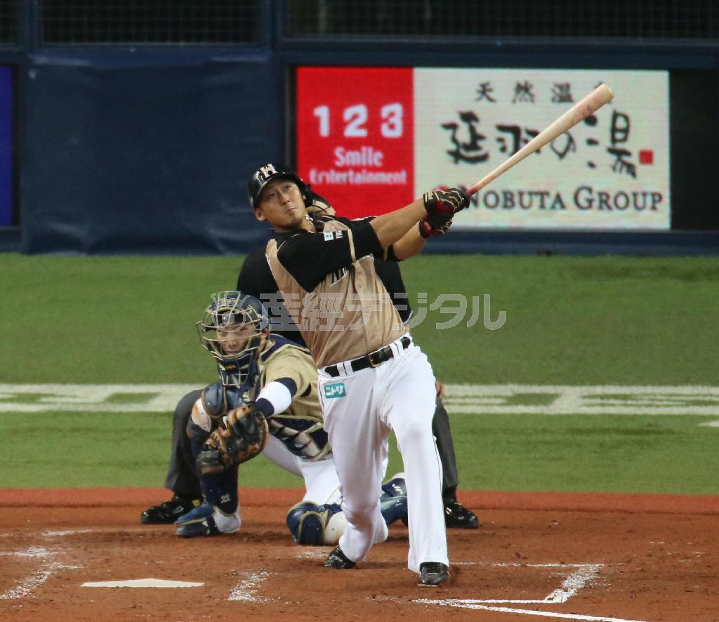 ４月５日のオリックス戦の五回、打ち上げた打球を目で追う日本ハムの中田翔（しょう）選手。この後、バットをたたき付け、悔しがりながら一塁に向かったが、打球はスタンドに飛び込んだ＝２０１５年、大阪市西区・京セラドーム大阪（山下香撮影）