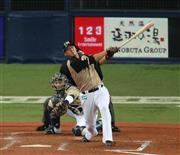 ４月５日のオリックス戦の五回、打ち上げた打球を目で追う日本ハムの中田翔（しょう）選手。この後、バットをたたき付け、悔しがりながら一塁に向かったが、打球はスタンドに飛び込んだ＝２０１５年、大阪市西区・京セラドーム大阪（山下香撮影）