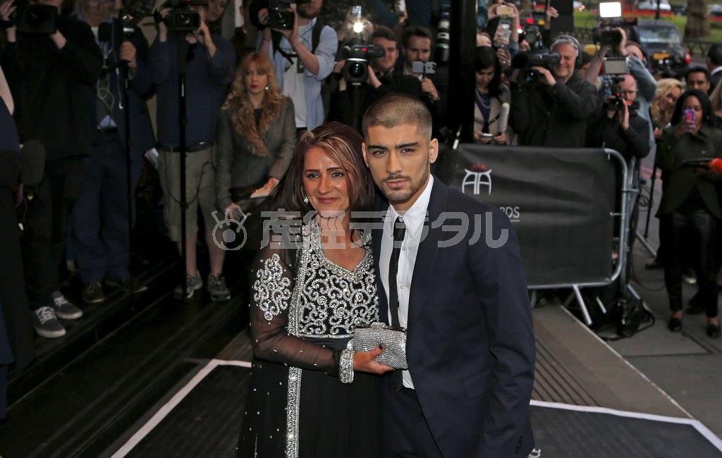 英ボーイズグループ「ワン・ダイレクション（１Ｄ）」を３月２５日に脱退したゼイン・マリクさん（右）＝２０１５年４月１７日、英国・首都ロンドン（ロイター）