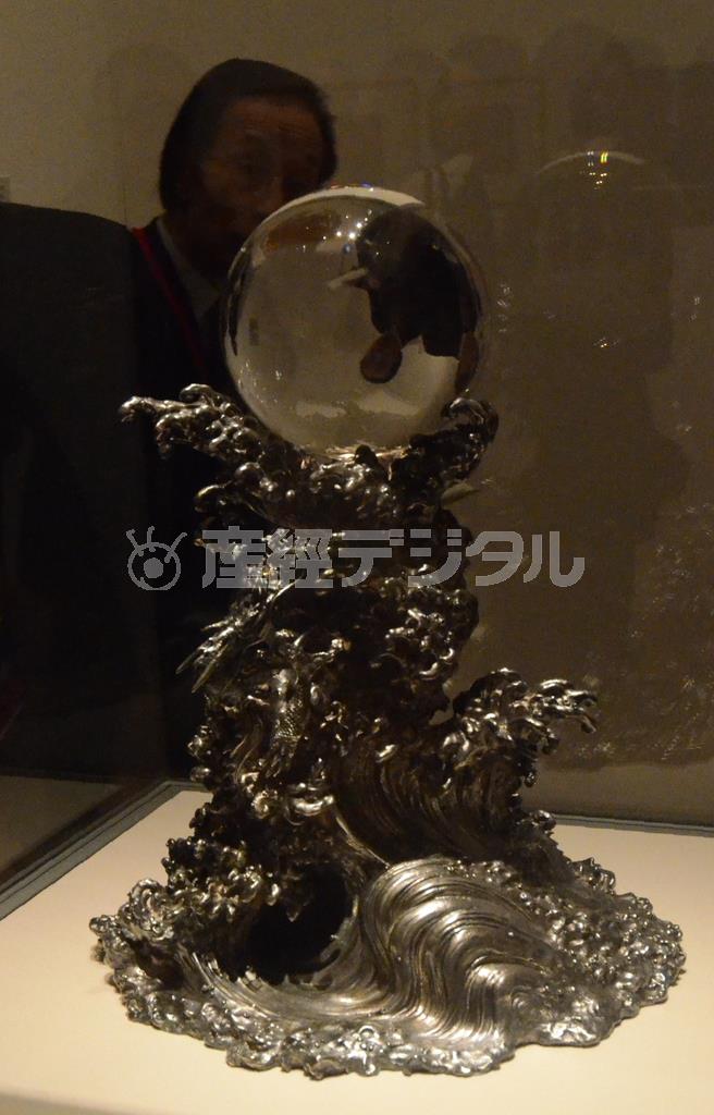 鈴木長吉「水晶置物」（ボストン美術館、水晶（１８７７年）、竜の置物（１９０２年））＝２０１５年４月３日、東京都台東区（原圭介撮影）