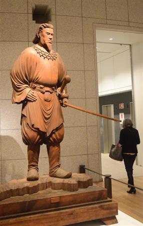 竹内久一「神武天皇立像」（１９８０年、東京芸術大学）＝２０１５年４月３日、東京都台東区（原圭介撮影）