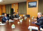 日米閣僚協議に臨む甘利明ＴＰＰ担当相（左端）と米通商代表部のフロマン代表（右）＝１９日午後、東京都千代田区（代表撮影）