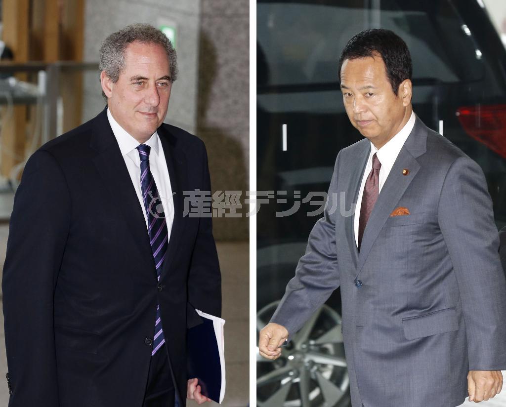 協議に向かう甘利明（あまり・あきら）ＴＰＰ（環太平洋戦略的経済連携協定）相（右）とマイケル・フロマン米通商代表＝２０１５年４月２０日午前、東京都千代田区永田町（共同）