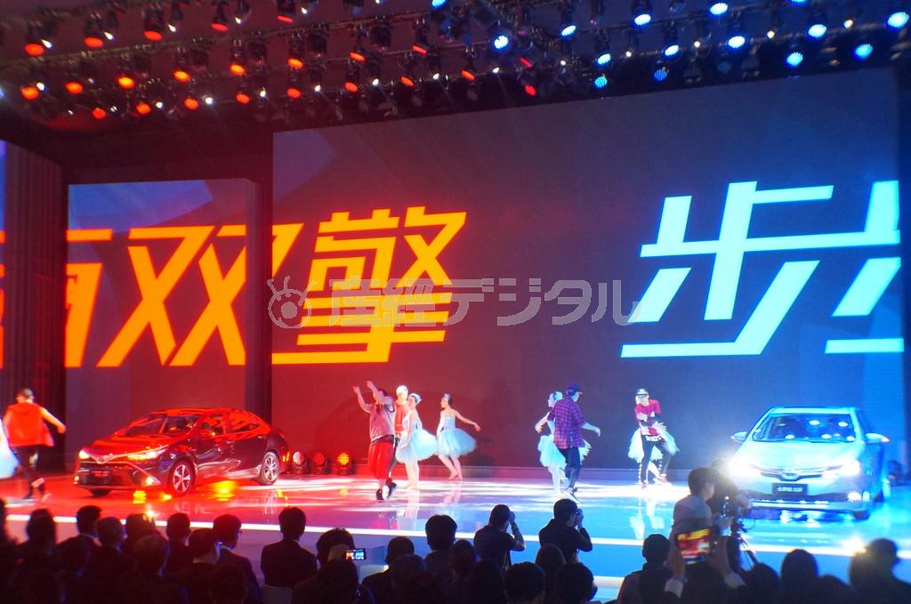 ４月２０日開幕した上海国際モーターショーの会場のトヨタ自動車のブース。コンパニオンやモデルの登場が禁じられる異例の措置の中で、イケメンダンサーやクラシックバレーの演出で工夫を凝らした＝２０１５年、中国・上海市（河崎真澄撮影）