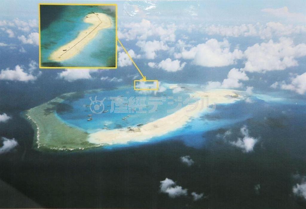南シナ海のスービ礁で中国が進めている埋め立て作業。礁の右側の砂で埋め立てられている部分は、周囲に停泊している船の大きさなどから、滑走路が建設可能な規模で造成されていることが確認できる。撮影は２０１５年４月１２日（フィリピン軍提供・共同）