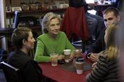 地方遊説を始めたヒラリー・クリントン前国務長官（中央）は４月１４日、全米で最初に党員集会が行われ、大統領選の行方を占う重要な州と位置づけられる中西部オハイオ州を訪れ、街のカフェで地元住民らと会話を交わした。親しみやすさのアピールに懸命だ＝２０１５年（ＡＰ）