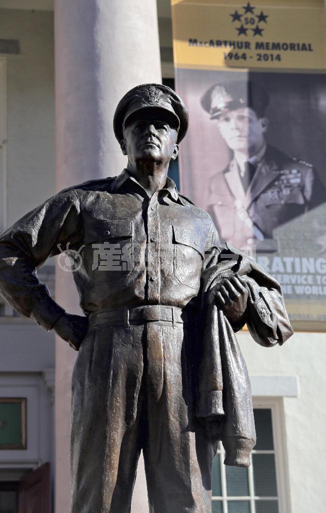 市役所の旧庁舎を改装したマッカーサー記念館前に立つダグラス・マッカーサー（１８８０～１９６４年）の銅像＝２０１４年１１月２８日、米バージニア州ノーフォーク（早坂洋祐撮影）