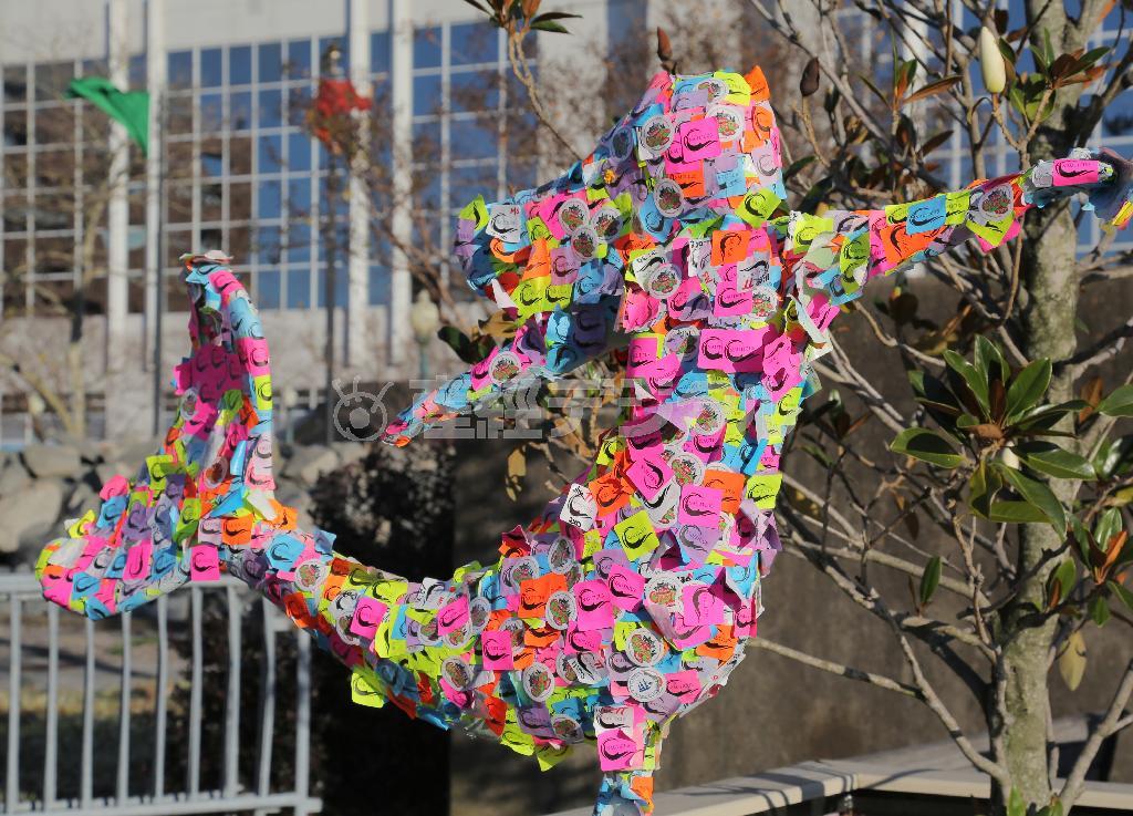 ノーフォークのシンボル・人魚の像は町のあちらこちらで見られる。ノーティカス海事博物館前の人魚はカラフルな入場シールで覆われていた＝２０１４年１１月２８日、米バージニア州ノーフォーク（早坂洋祐撮影）