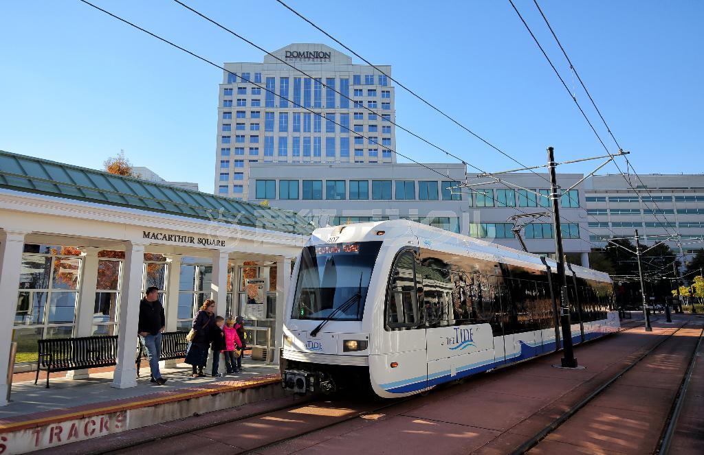 街の中心である「マッカーサー広場」にはトラムが走り、目の前にはマッカーサー記念館も建つ＝２０１４年１１月２８日、米バージニア州ノーフォーク（早坂洋祐撮影）