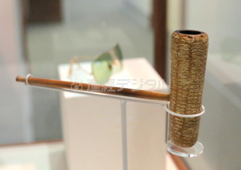 トレードマークとして有名な「コーンパイプ」やサングラスなど、記念館に展示されたダグラス・マッカーサー（１８８０～１９６４年）ゆかりの品々＝２０１４年１１月２６日、米バージニア州ノーフォーク（早坂洋祐撮影）