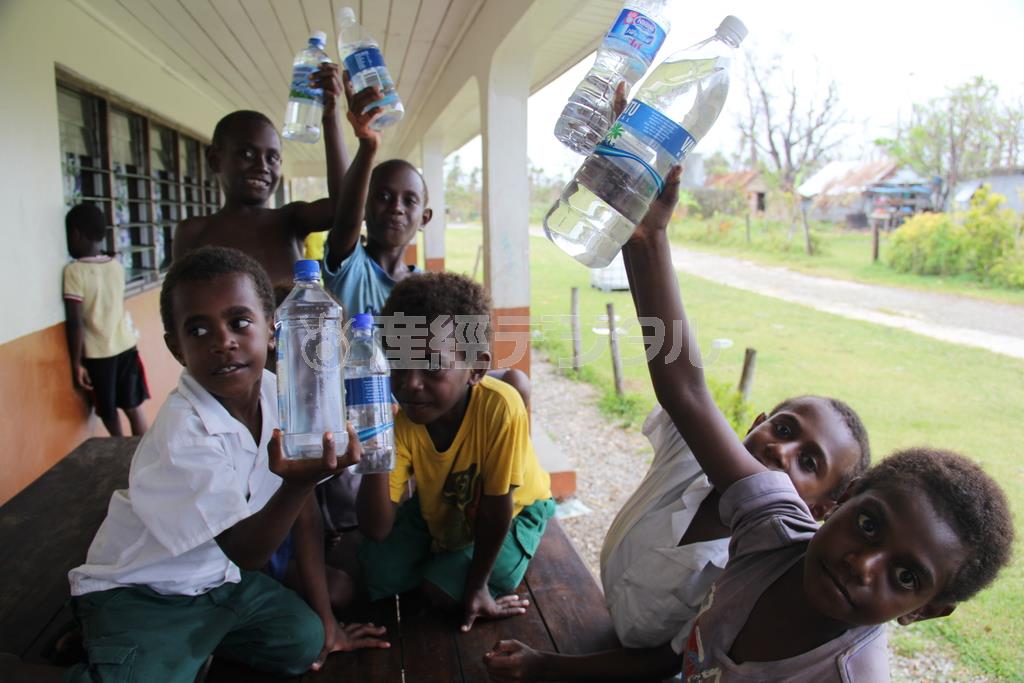 支援物資の飲み水を手にするバヌアツの子供たち＝２０１５年３月３１日、バヌアツ（相川梨絵さん撮影）