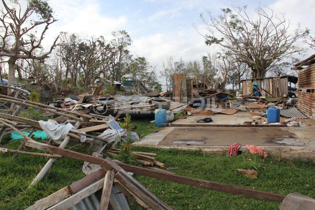 サイクロンで壊されてしまった家＝２０１５年４月１日、バヌアツ（相川梨絵さん撮影）