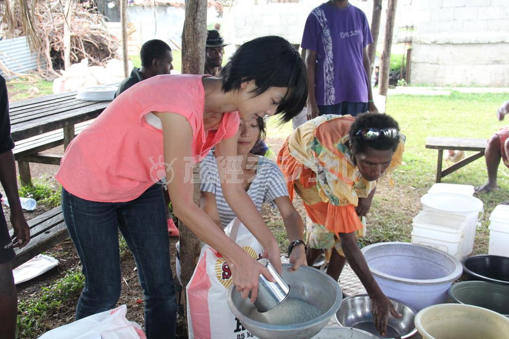 ラミン村へ支援物資を届けた相川梨絵さん（左）。お米を平等に分けた＝２０１５年４月１日、バヌアツ（相川梨絵さん提供）