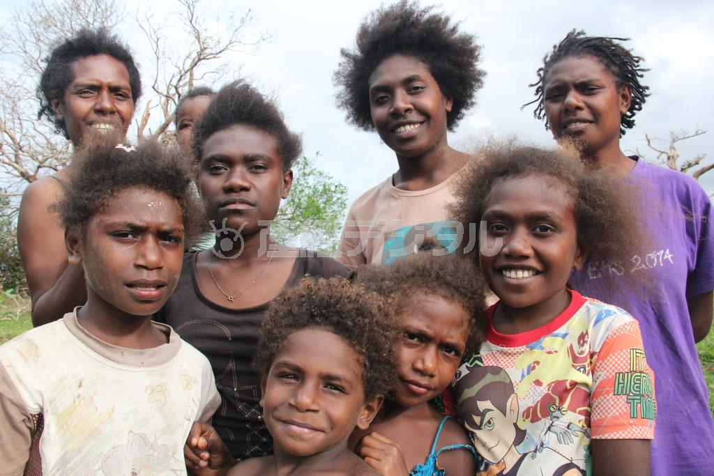 笑顔を絶やさないラミン村の人々。相川梨絵さんがラミン村へ支援物資を届けたとき、食料はバナナ２房のみしかなかった＝２０１５年４月１日、バヌアツ（相川梨絵さん撮影）