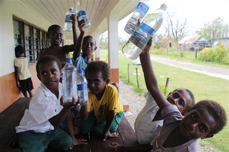 支援物資の飲み水を手にするバヌアツの子供たち＝２０１５年３月３１日、バヌアツ（相川梨絵さん撮影）