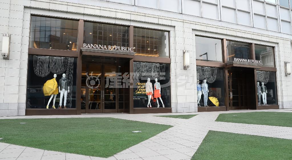 東京・六本木ヒルズの一画を占めるバナナ・リパブリック六本木店は、外国人観光客も多く訪れる＝２０１５年４月１０日、東京都港区（寺河内美奈撮影）