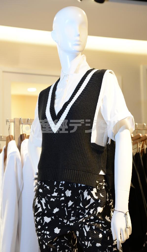 ベスト（９９００円）は腕の下の深い切り込みが独特のデザイン。シャツ（９９００円）にパンツ（１万４０００円）できりりとしたイメージに＝２０１５年４月１０日、東京都港区（寺河内美奈撮影）