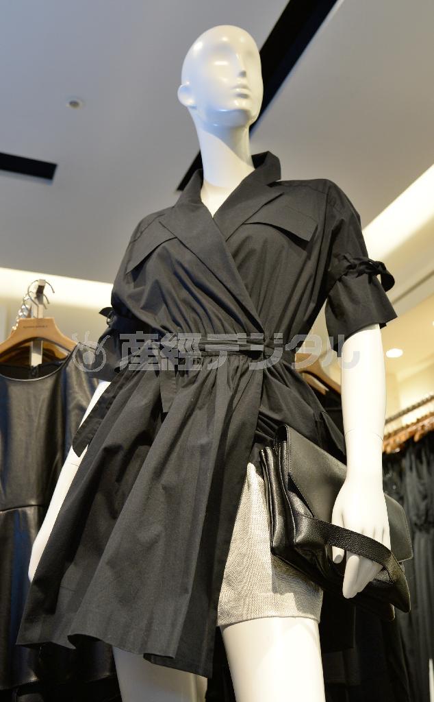 シックなコートドレス（１万８０００円）は腕にリボンが巻かれてひと味違うスタイルに。シルバーのショートパンツ（８９００円）をチラ見せしてちょっとセクシーに。バッグ（１万４０００円）がアクセント＝２０１５年４月１０日、東京都港区（寺河内美奈撮影）