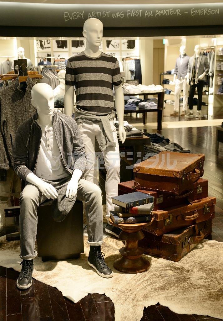 メンズフロアは日常使いからビジネス仕様までそろう。右はＴシャツ（３９００円）とデニム（８９００円）、左はＴシャツ（４９００円）と二ットブルゾン（１万４０００円）、デニム（８９００円）のカジュアルコーディネートを提案＝２０１５年４月１０日、東京都港区（寺河内美奈撮影）