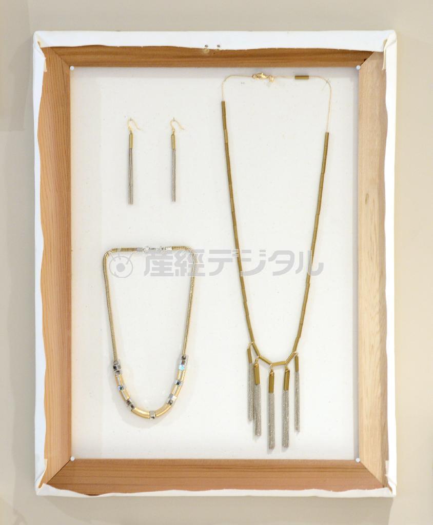 アクセサリーはジャラジャラつけて楽しむイメージ。ピアス（左上、４９００円）、ネックレス（左下、５９００円）、ロングのネックレス（右、６９００円）＝２０１５年４月１０日、東京都港区（寺河内美奈撮影）