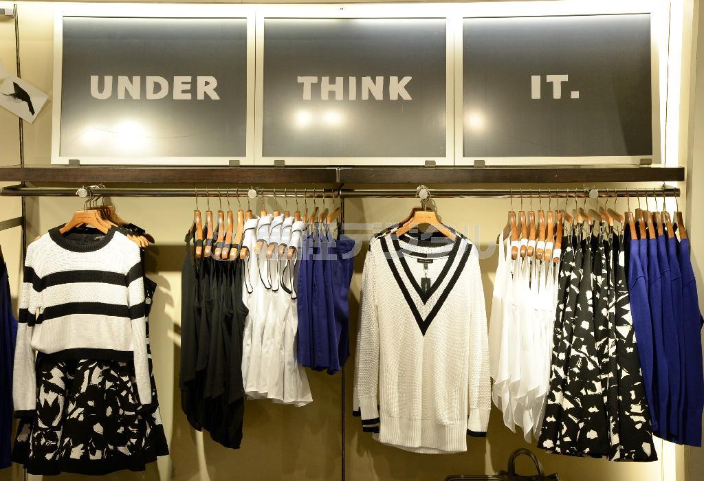 モノトーンながら華やかなイメージのセーター（１万１０００円）やワンピース（２万円）が並ぶ＝２０１５年４月１０日、東京都港区（寺河内美奈撮影）