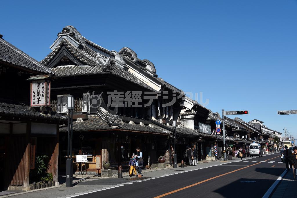 川越の蔵の特徴でもある「黒い蔵」を撮るのは、曇りよりも、くっきりと陰が出てさまざまな黒が出るように、晴れた日の太陽が高い位置にある時刻が良いでしょう。メーン通りは土日は人や車が多いので、平日だとこのような車の少ないカットが撮れるでしょう＝２０１４年１１月４日、埼玉県川越市（須藤夕子さん撮影）