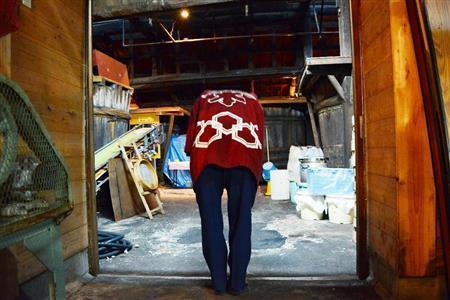 人間が感謝を表現する姿や祈る姿は本当に美しく、写真スナップとして最高のシャッターチャンスです。シャッターを押してしまった後には撮ったことをお伝えすること、できれば撮る前に許可をいただくことを忘れないようにしましょう。この場合のコツは、入り口だということが分かるよう外側から撮ることです＝２０１４年１０月２８日、埼玉県川越市（須藤夕子さん撮影）