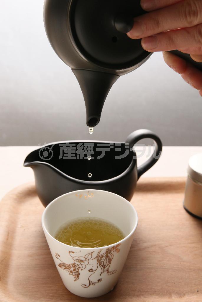 手順にそって、「綾鷹煎茶」を淹れる。“芳醇の一滴”にうま味が凝縮。日本茶の魅力を改めて実感＝２０１５年４月６日、京都市東山区（志儀駒貴撮影）