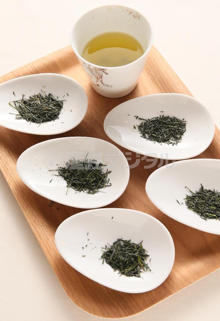 カフェでは５種類の日本茶を提供する。「瑞玉」「千早振」の２種類の玉露、「オリジナルブレンド」「綾鷹煎茶」「季節のお茶」の３種類の煎茶＝２０１５年４月６日、京都市東山区（志儀駒貴撮影）