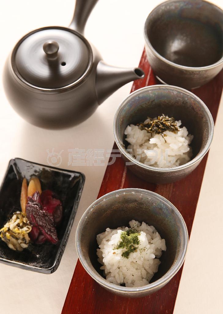 「３種のお茶のお愉しみ小さなご飯」は京漬け物を添えて。煎茶を使用したふりかけと、玉露の佃煮をご飯にトッピング＝２０１５年４月６日、京都市東山区（志儀駒貴撮影）