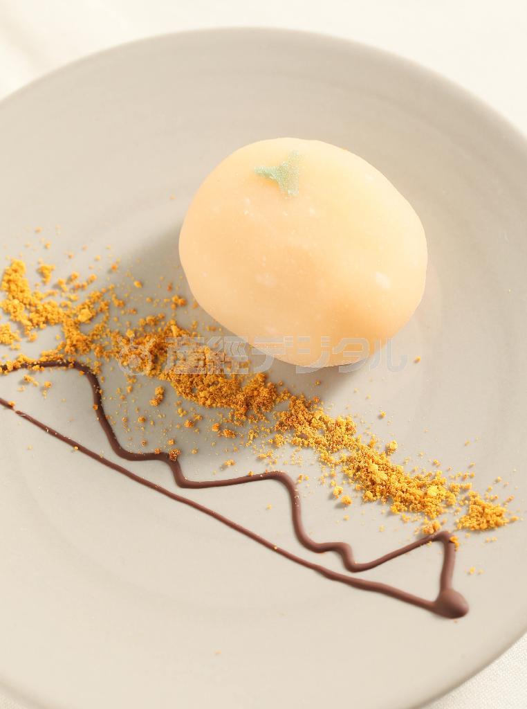 白あんを求肥（ぎゅうひ）で包んだ日菓「あかがね」は東山の空をイメージ＝２０１５年４月６日、京都市東山区（志儀駒貴撮影）