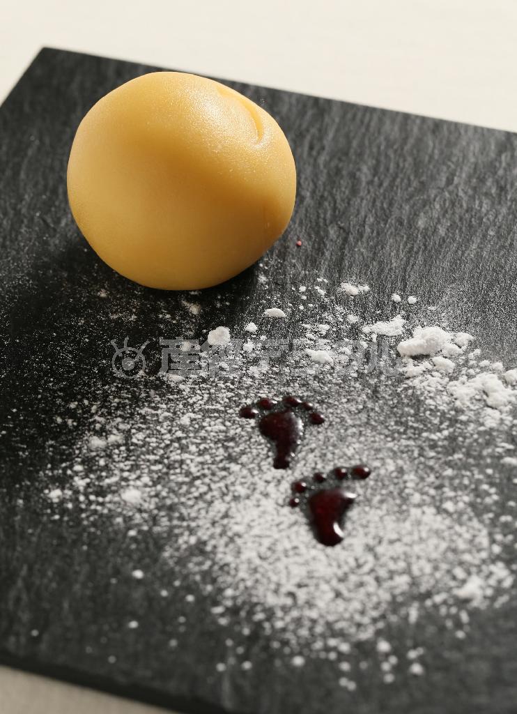 月面着陸をイメージした日菓「アポロ」。足跡を施してストーリーを表現＝２０１５年４月６日、京都市東山区（志儀駒貴撮影）