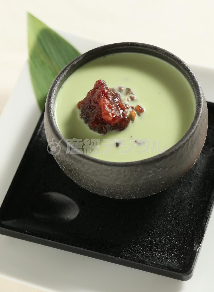 抹茶オーレ、粒あん、白玉の「抹茶白玉ぜんざい」は、上品な甘さが絶品＝２０１５年４月６日、京都市東山区（志儀駒貴撮影）