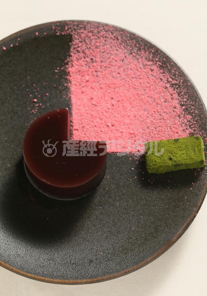 日菓の「３時」。時計の文字盤から着想を得たユニークな形のようかん＝２０１５年４月６日、京都市東山区（志儀駒貴撮影）