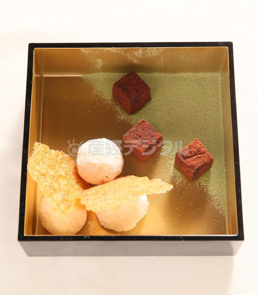 日本庭園をイメージした「プティフル」。口の中でシュワっと溶けるような食感のクッキーや生チョコレートなどが並んでいる＝２０１５年４月６日、京都市東山区（志儀駒貴撮影）