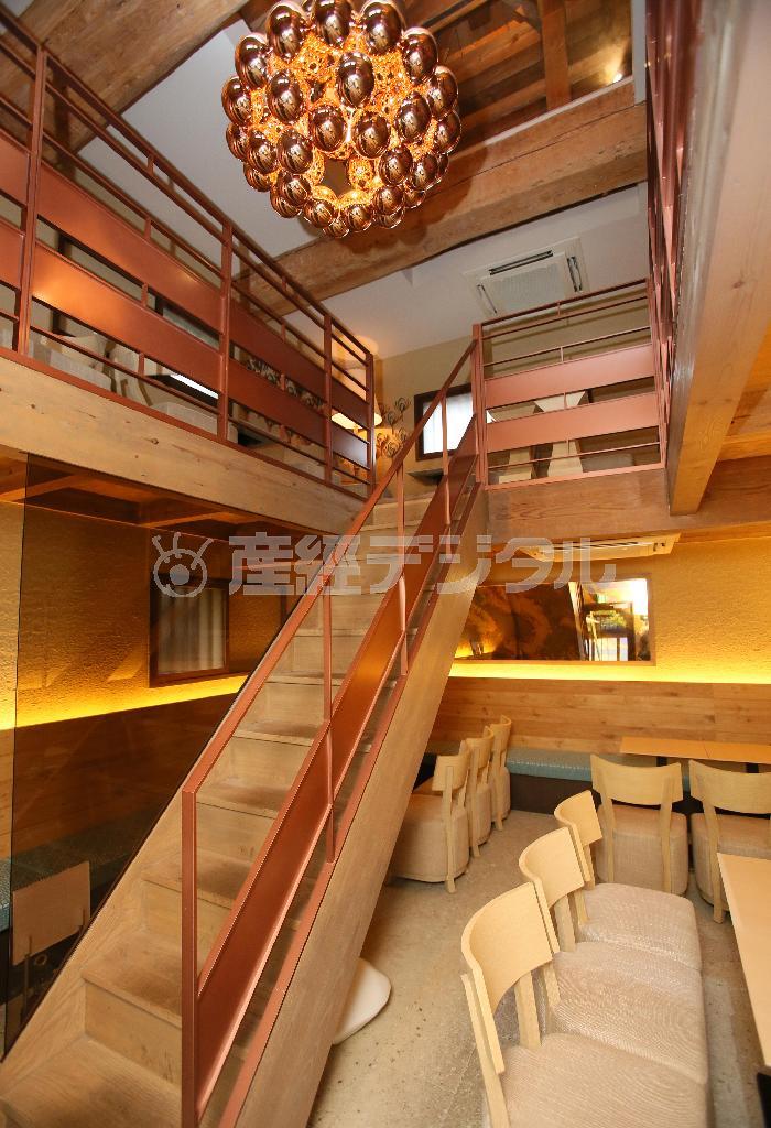 大正期の蔵をリノベートした店内。漆喰（しっくい）の壁と木が生かされた空間に、時間を忘れて過ごす人が多い＝２０１５年４月６日、京都市東山区（志儀駒貴撮影）