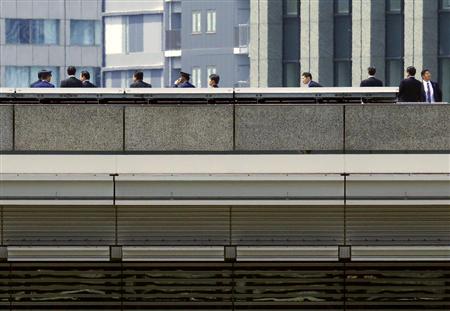 無人小型機「ドローン」が見つかった首相官邸の屋上に集まった職員ら＝２２日午前、東京・永田町