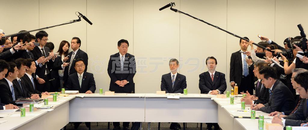 安全保障法制に関する与党協議会で挨拶する公明党の北側（きたがわ）一雄副代表。右隣は自民党の高村（こうむら）正彦副総裁＝２０１５年４月２１日、衆院第２議員会館（酒巻俊介撮影）