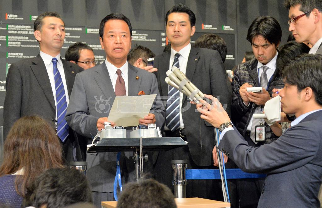 環太平洋戦略的経済連携協定（ＴＰＰ）交渉をめぐる日米閣僚協議の結果を記者団に説明する甘利明（あまり・あきら）ＴＰＰ担当相＝２０１５年４月２１日、内閣府（三尾郁恵撮影）