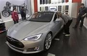 米電気自動車、テスラモーターズのセダン「モデルＳ」＝２０１４年３月１７日、米オハイオ州シンシナティ（ＡＰ）